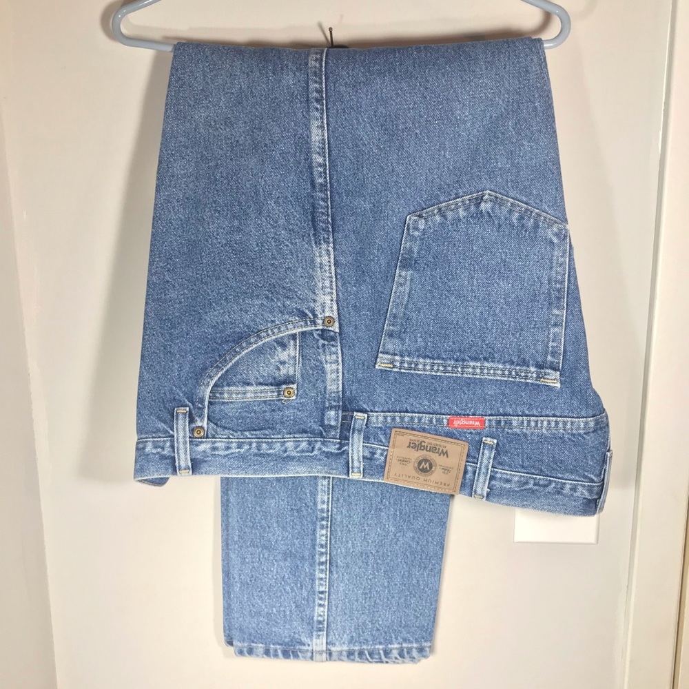 Men’s Wrangler Classic regular fit straight leg jeans size 40x30 Preowned